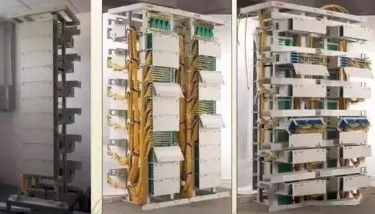 该智能化弱电系统集成控制箱通过设置不同进线口以及内隐藏式梳线件对整个控制箱内部进行线束整理