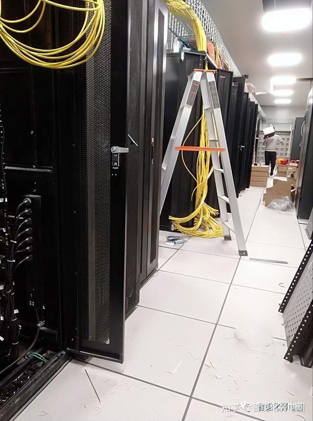 廖志伟、许全喜先后来到长江委总值班室、中心机房、行政楼视频监控及消防控制室、机关食堂等处