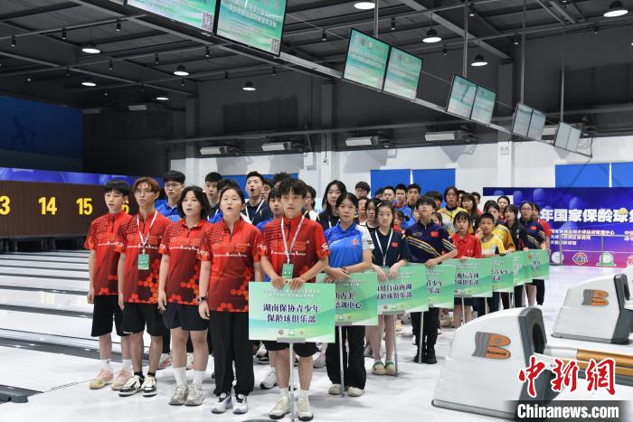 天津市西青区天悦保龄球馆迎来青少年保龄球俱