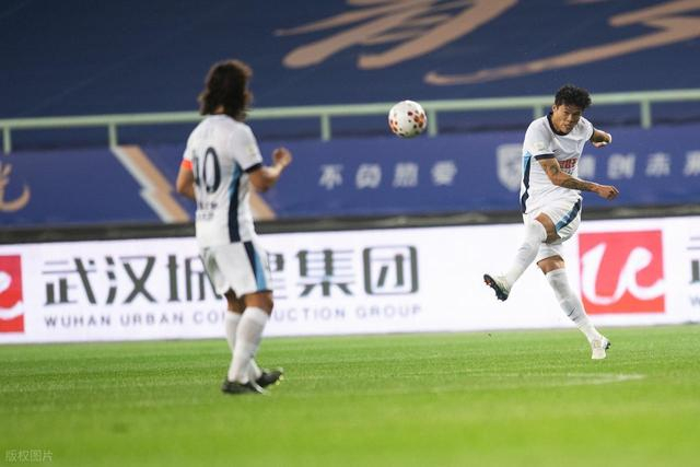 大连英博防线崩盘李昂失误成主因 两轮失9球引球