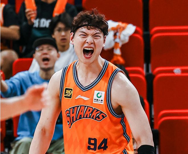 王哲林复出率队逆转双杀青岛 上海豪取7连胜巩固