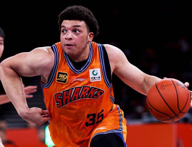 王哲林复出率队逆转双杀青岛 上海豪取7连胜巩固