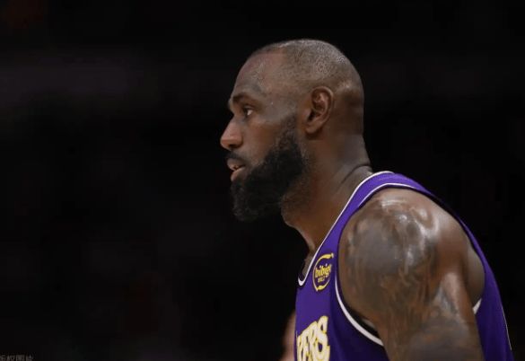 湖人替补肯纳德爆发砍27分 詹姆斯12助攻率队掀翻