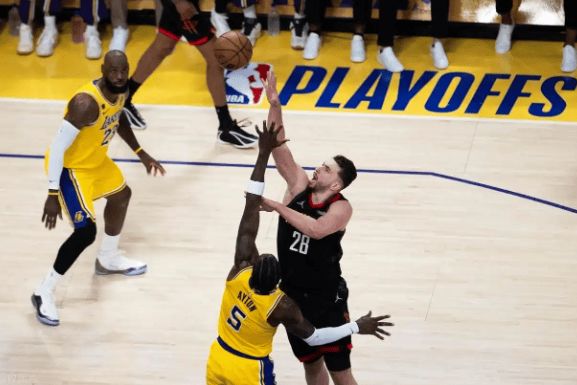 湖人替补肯纳德爆发砍27分 詹姆斯12助攻率队掀翻