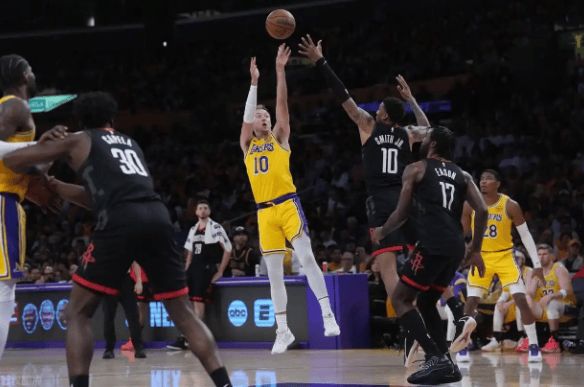 湖人替补肯纳德爆发砍27分 詹姆斯12助攻率队掀翻