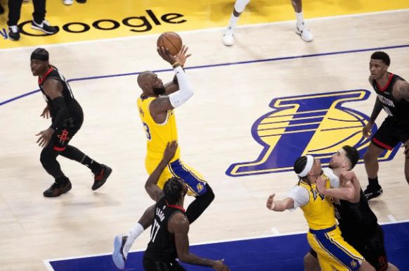 湖人替补肯纳德爆发砍27分 詹姆斯12助攻率队掀翻