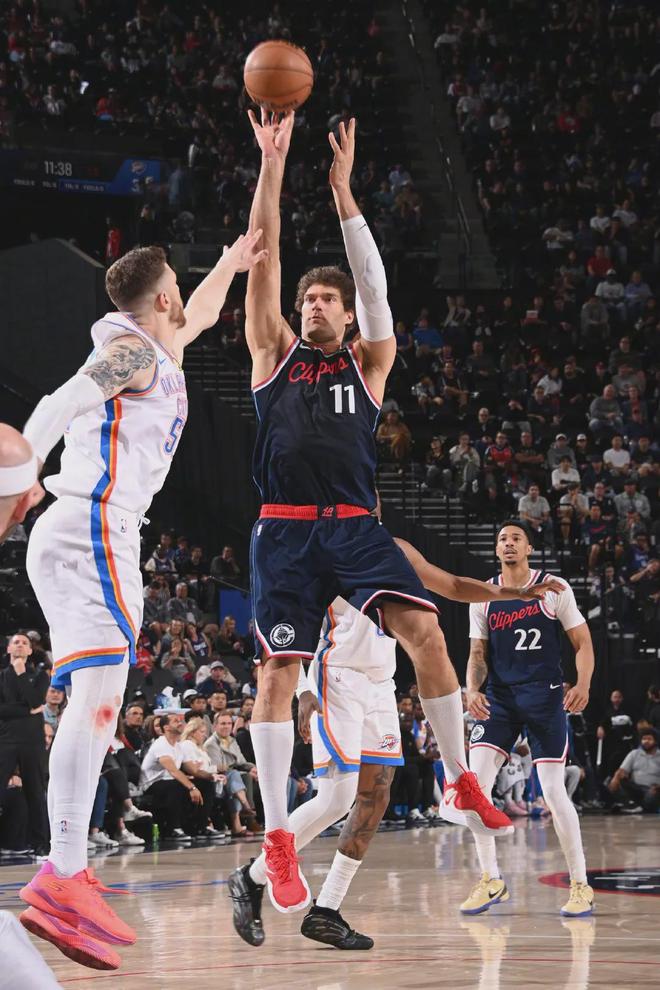 雷霆三杀快船锁定西部第一 霍姆格伦30+14助