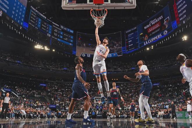 雷霆三杀快船锁定西部第一 霍姆格伦30+14助